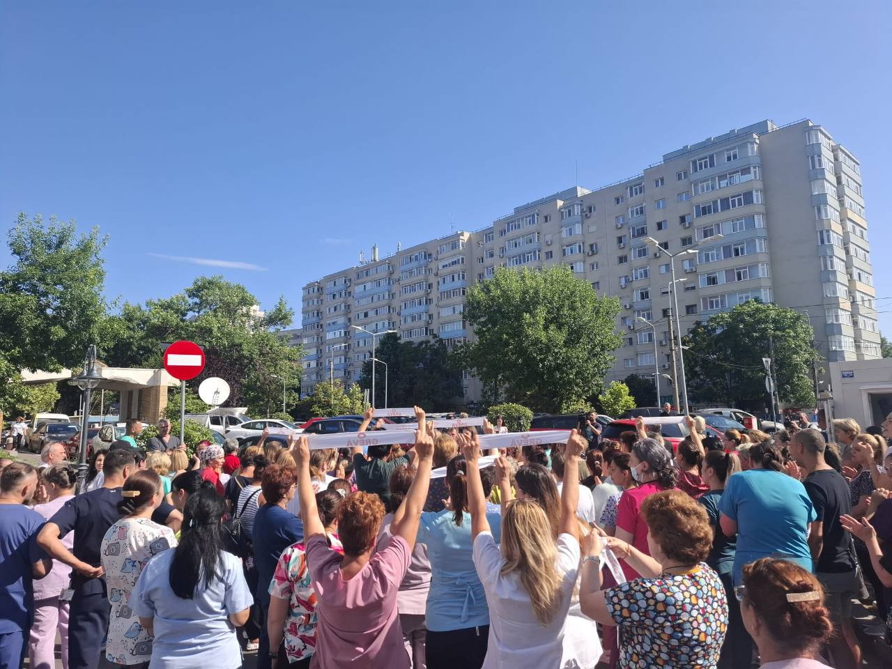 Participanți la greva generală în fața clădirilor Spitalului Clinic de Urgență Bagdasar-Arseni.