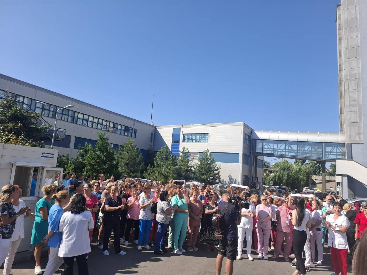 Participanți la greva generală reuniți în exteriorul Spitalului Clinic de Urgență Bagdasar-Arseni.